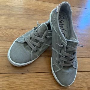 Blowfish Size 11 flat sneakers with zipper detail